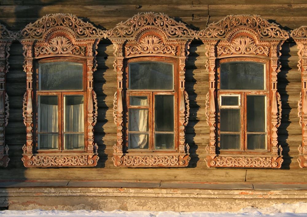 Geschnitzte Fenster in Russland