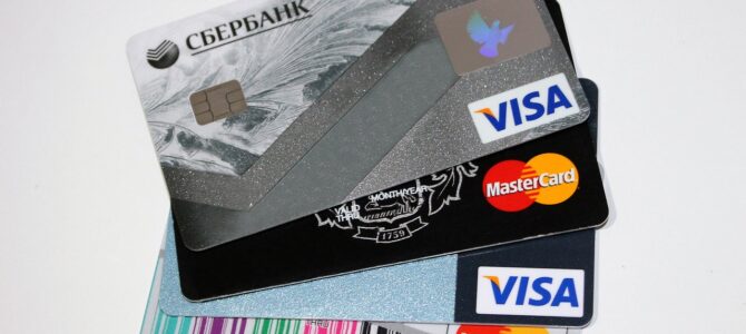 Eine Debitkarte von einer russischen Bank: Die bequeme Möglichkeit, Ausgaben in Russland zu verwalten